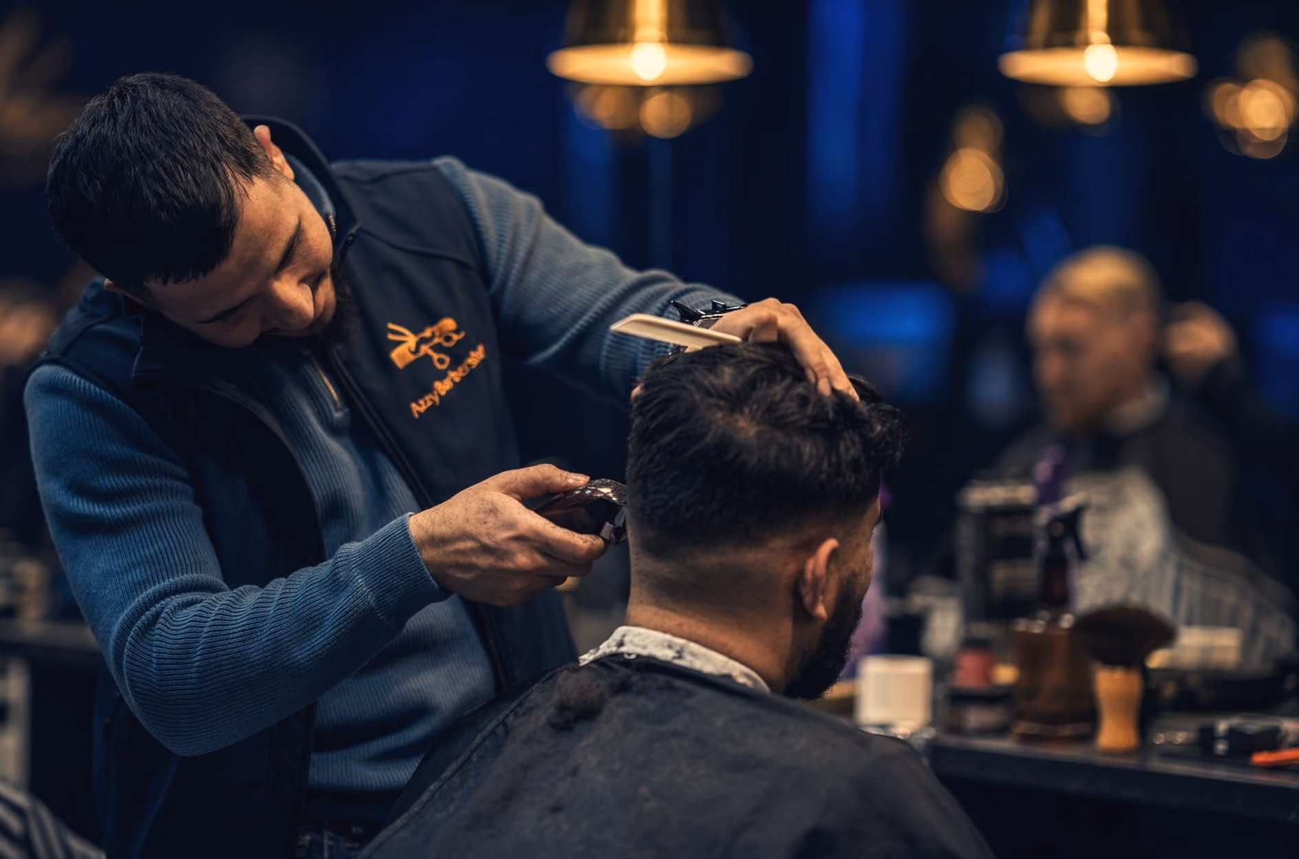 Barberare klipper en fade med maskin