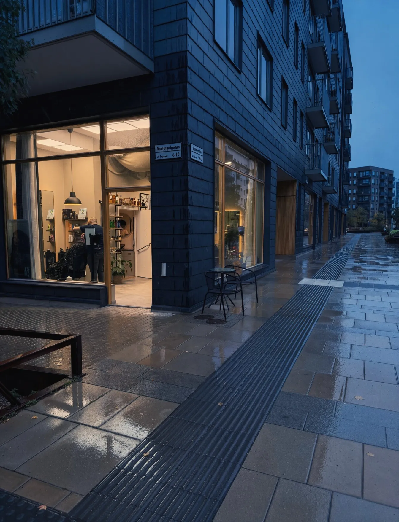 Azzy Barbershop i hörnet av Martingalgatan i Täby park