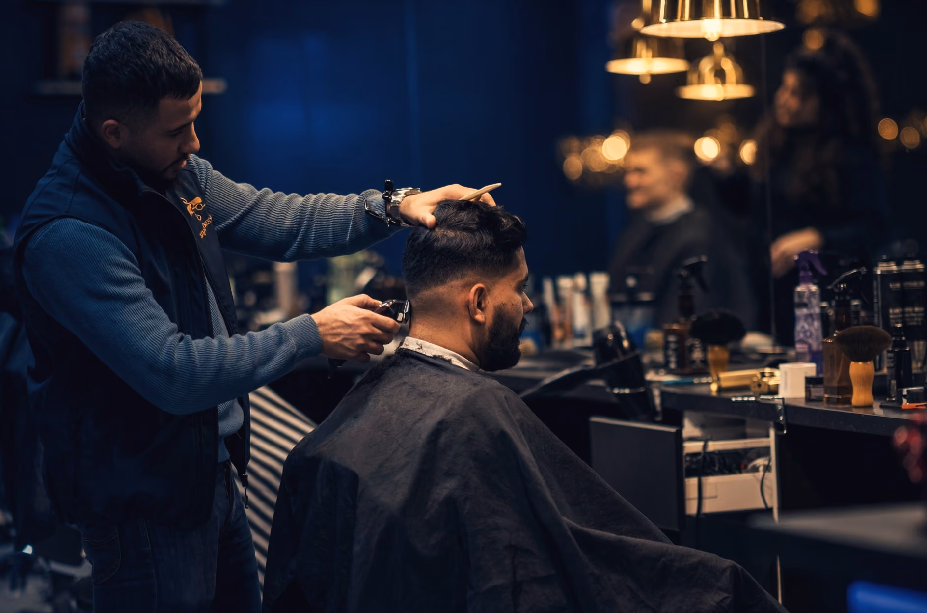Barberare klipper en kund i salongen