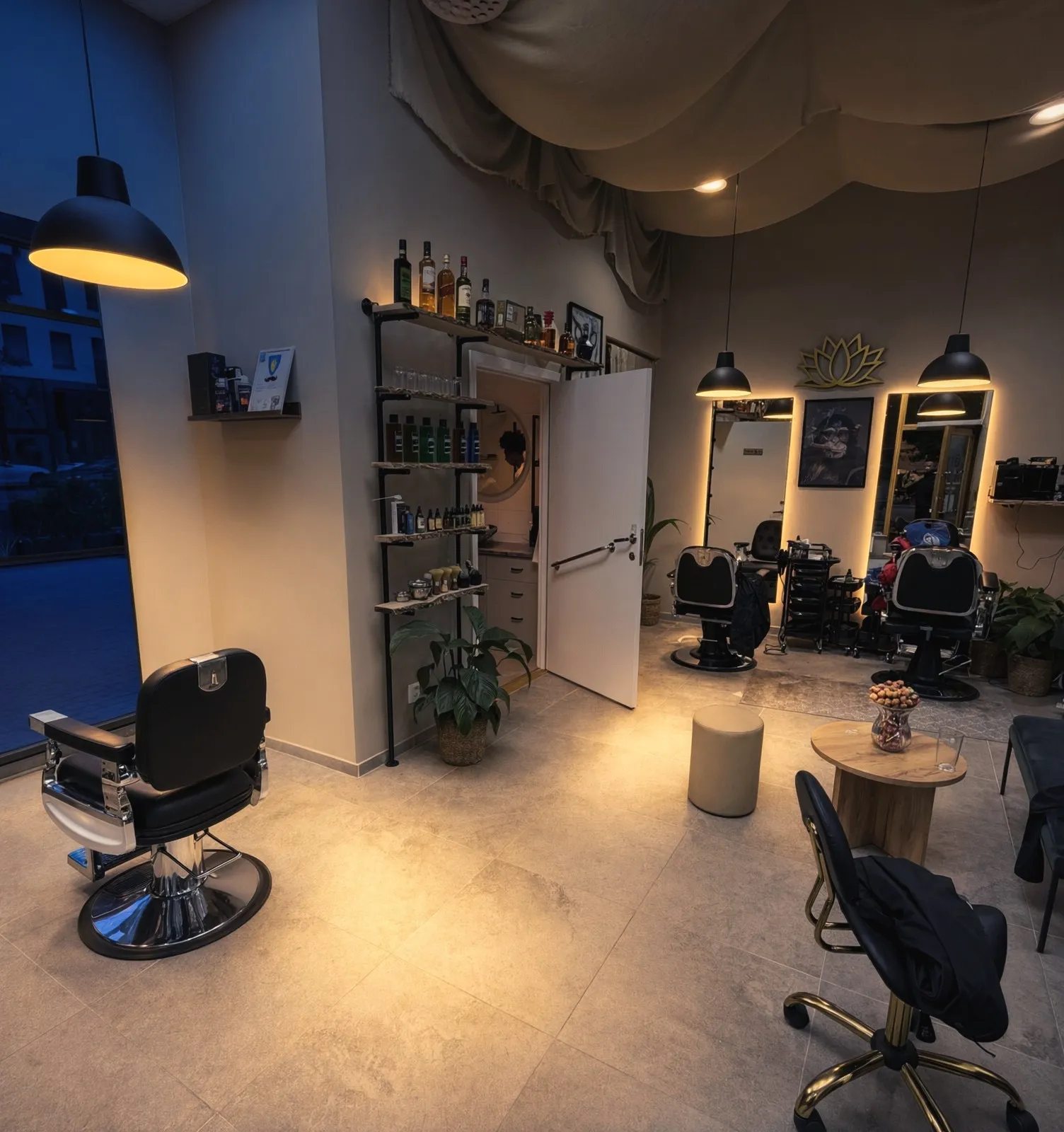 Salongen på Martingalgatan 6 med barberarstolar och guldlampor