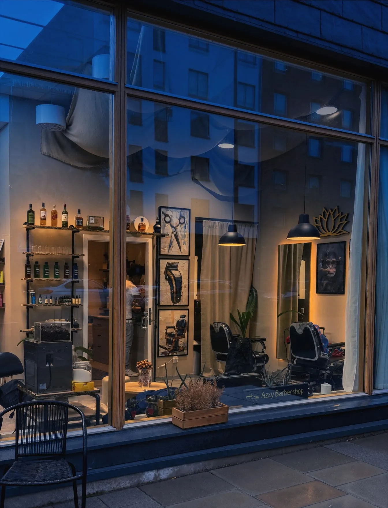 Skyltfönstret till Azzy Barbershop på Martingalgatan i Täby park